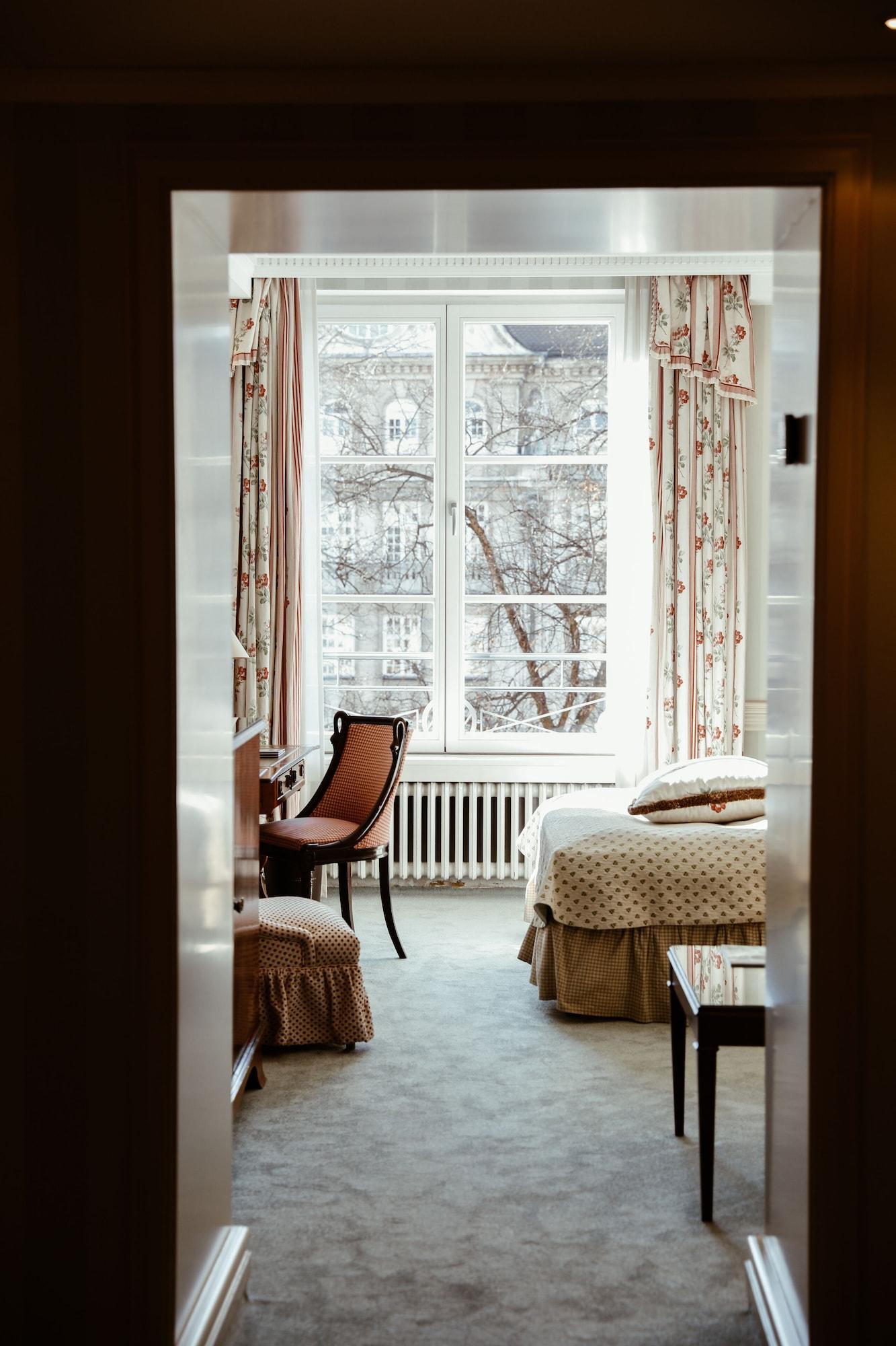 Hotel Bayerischer Hof Munich Luaran gambar A room at the Hotel Axelmannstein