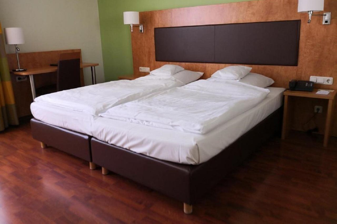 Hotel Bayerischer Hof Munich Luaran gambar A double bed